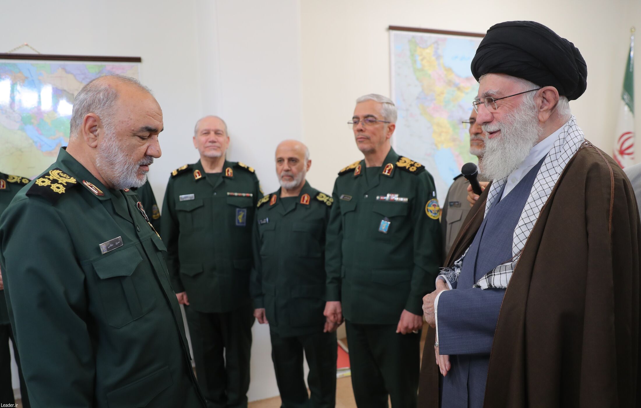 اعطای نشان فتح توسط رهبر انقلاب به فرماندهان کل ارتش و سپاه 