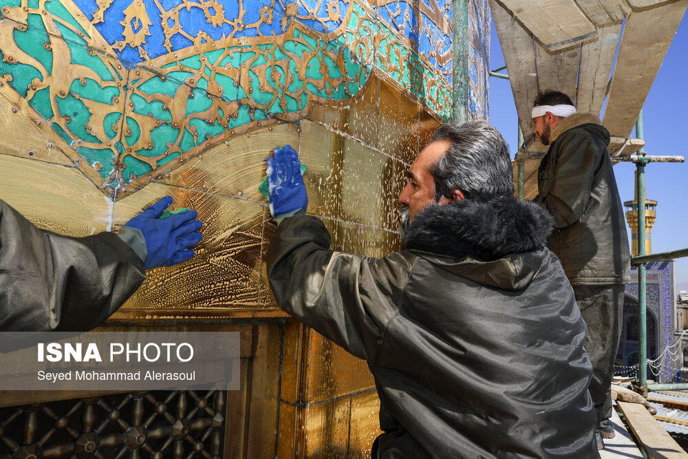 آیین شستشو گنبد حرم مطهر رضوی - مشهد