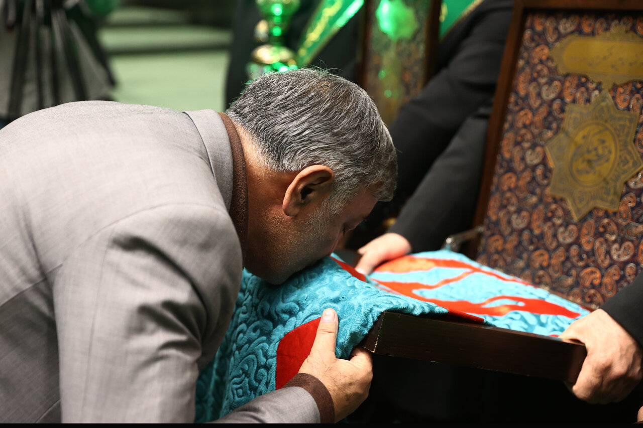 حضور خادمان مسجد جمکران در صحن علنی مجلس