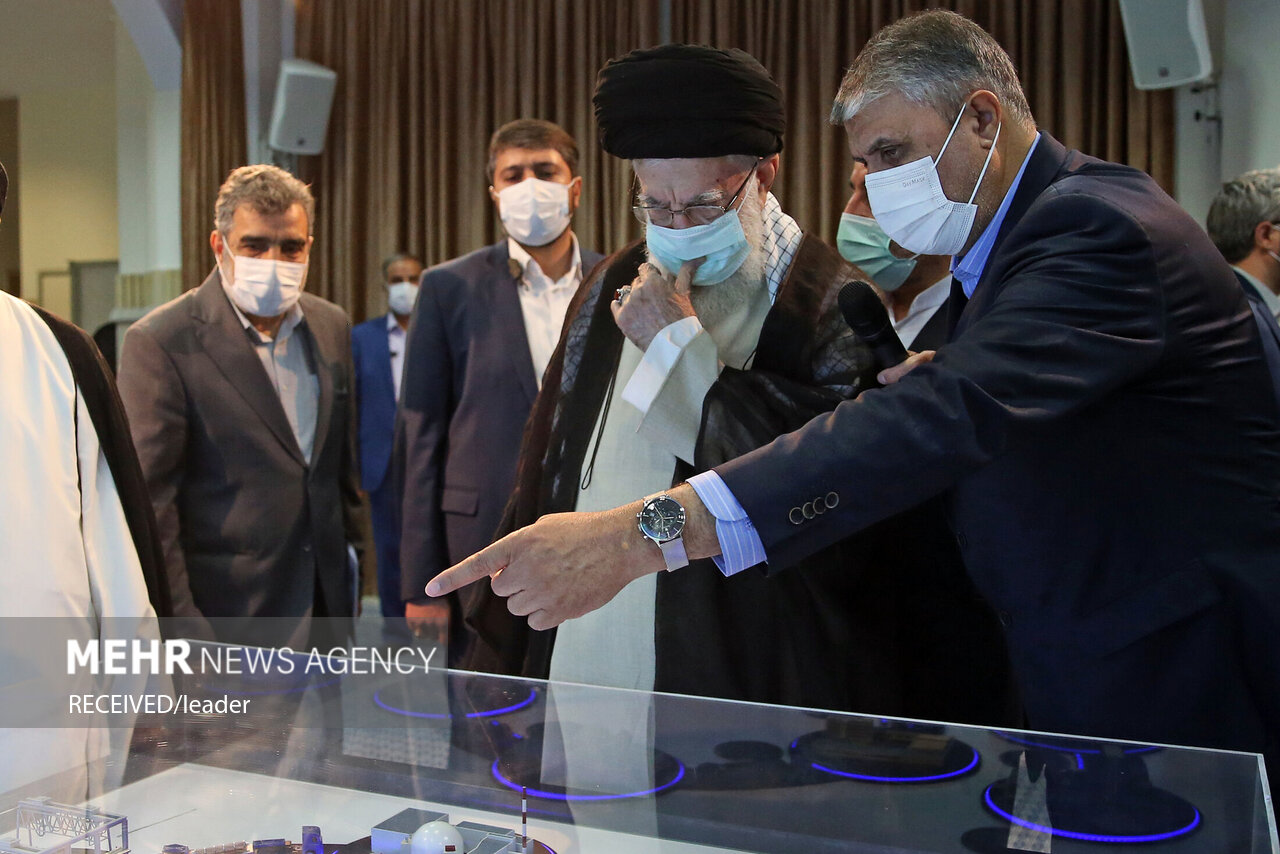 تصاویر بازدید رهبر انقلاب از نمایشگاه دستاوردهای صنعت هسته‌ای