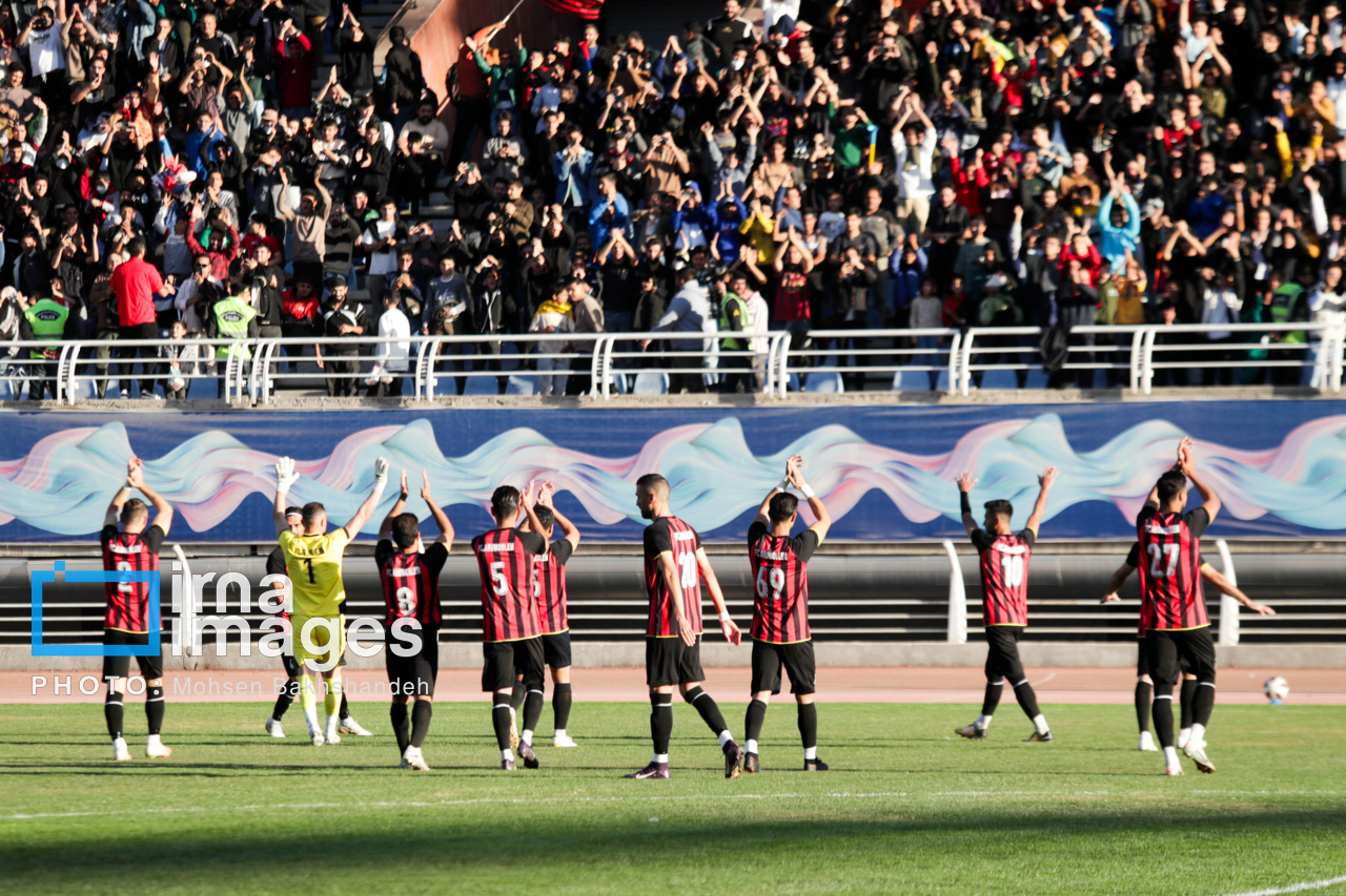 حضور زنان تماشاگر در ورزشگاه امام رضا