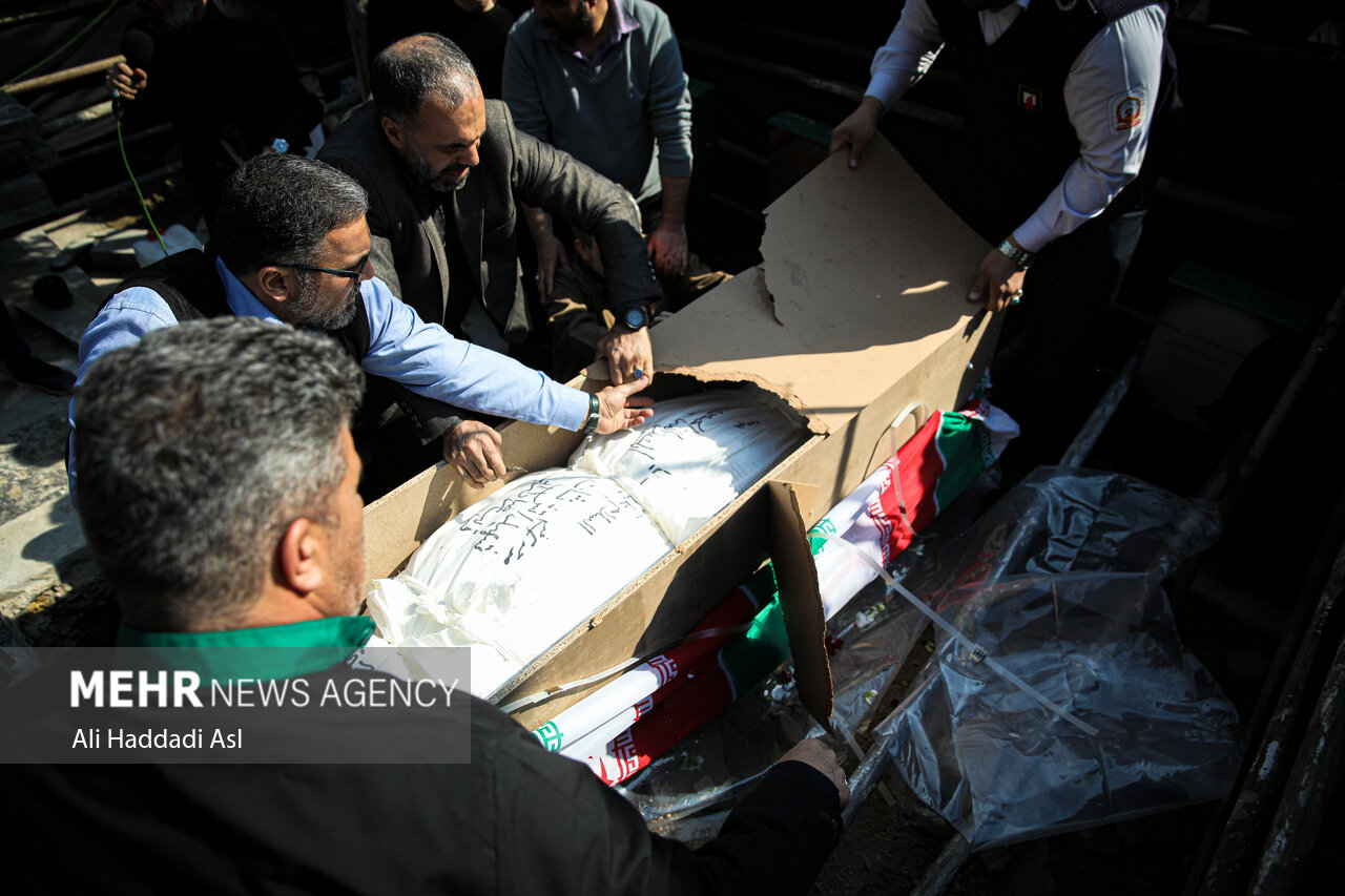 وداع آتش نشان ها با فرمانده شهیدشان