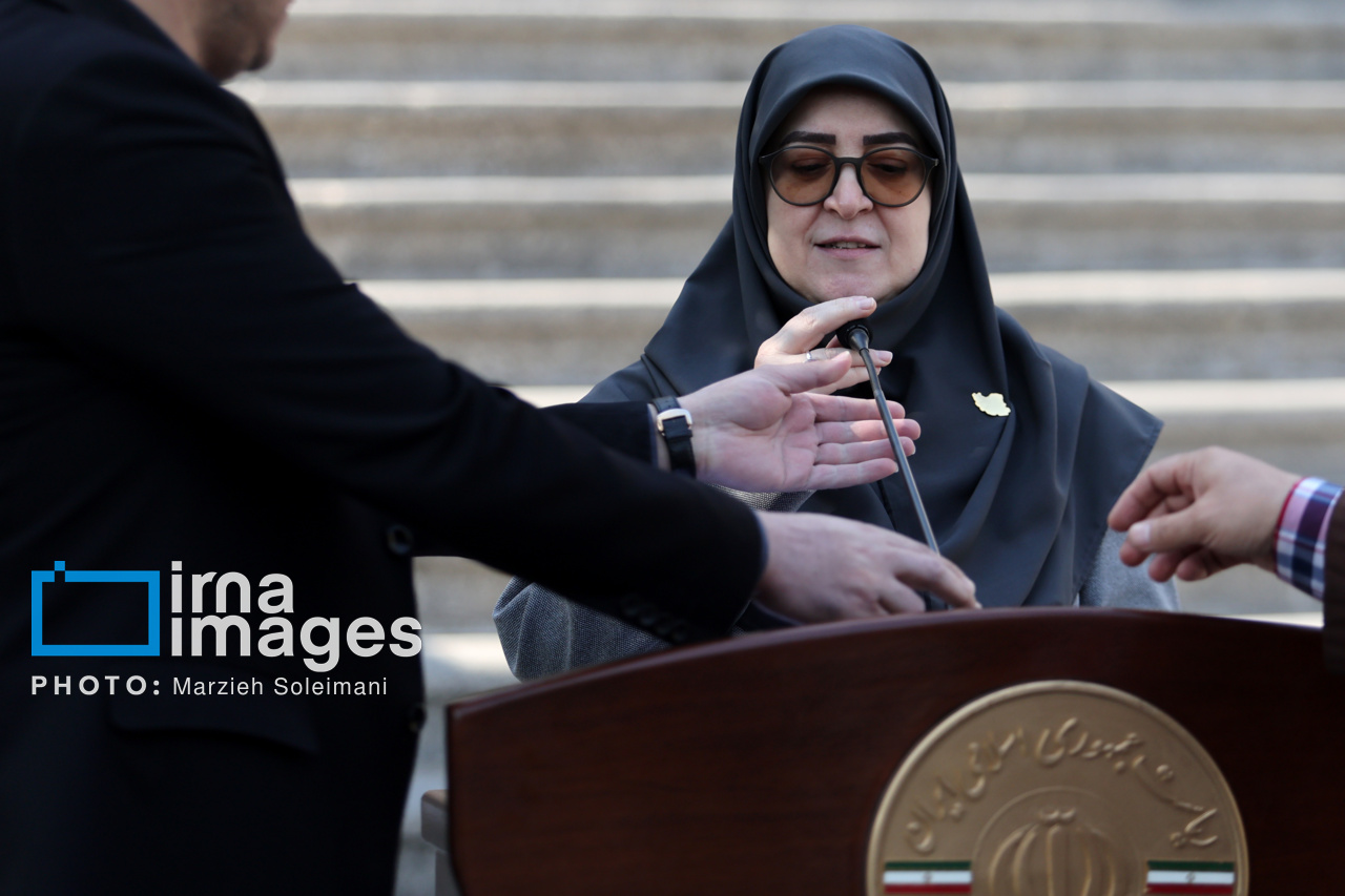 اعضای هیأت دولت در جمع خبرنگاران