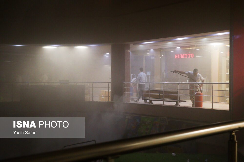 آتش سوزی مهیب در مرکز خرید ونوس - بندرانزلی