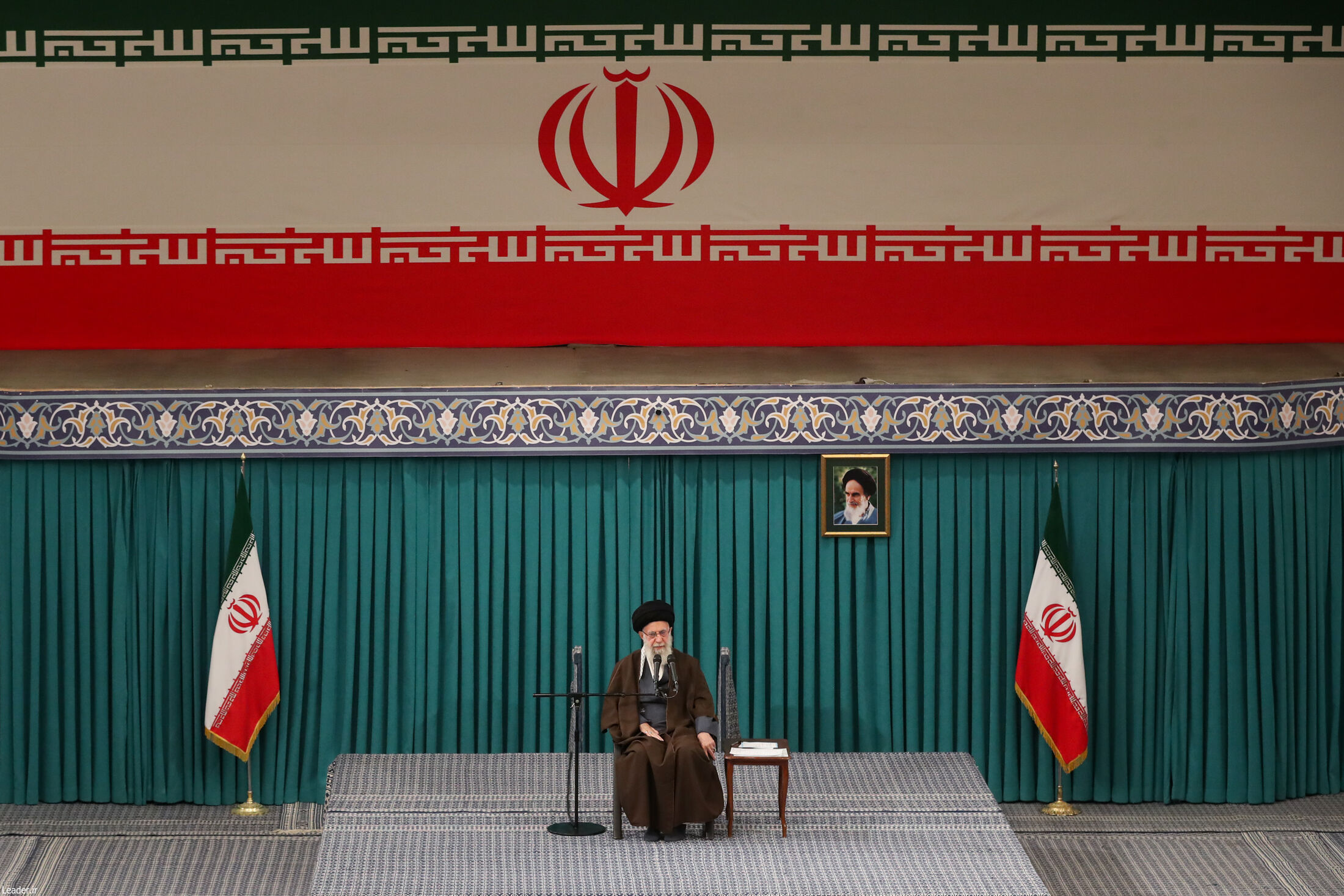  دیدار جمعی از رأی اولی‌ها و خانواده‌های شهدا با رهبر انقلاب