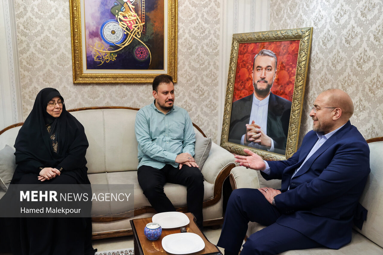 حضور رئیس مجلس در منزل سه تن از شهدای پرواز اردیبهشت