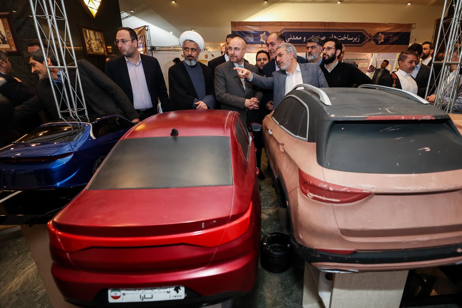 بازدید قالیباف از نمایشگاه توانمندی‌های تولید داخل