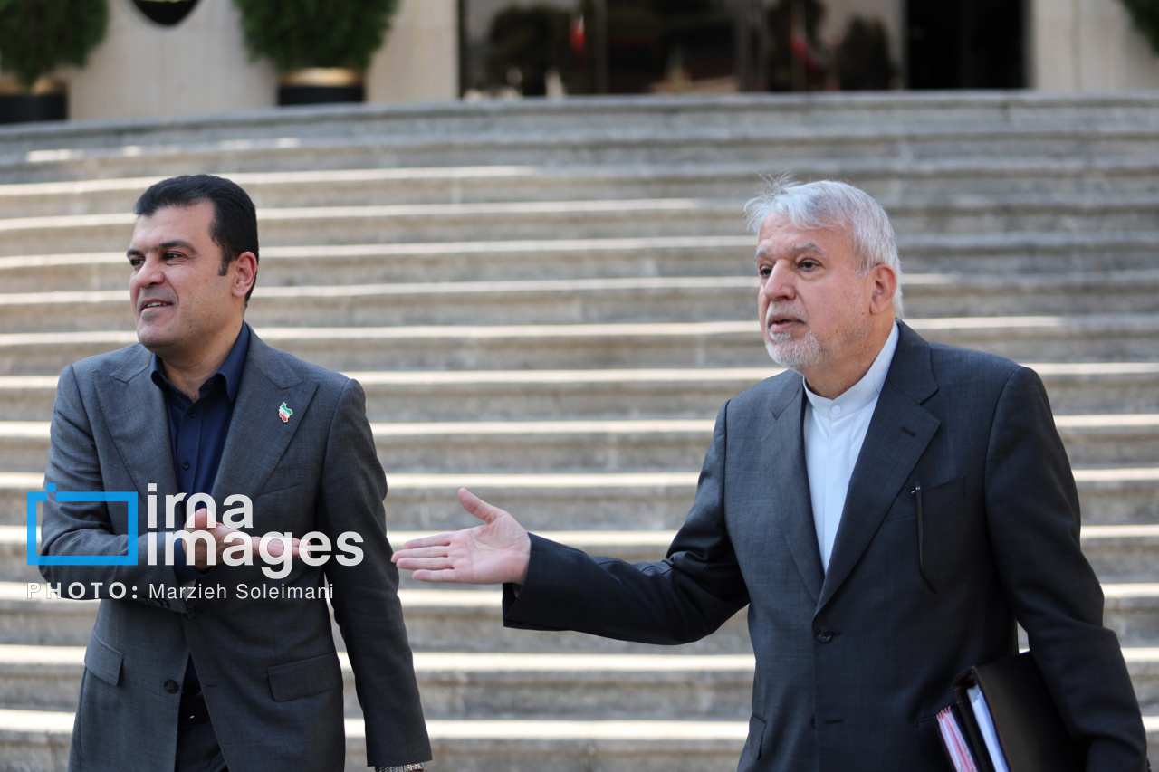 اعضای هیأت دولت در جمع خبرنگاران