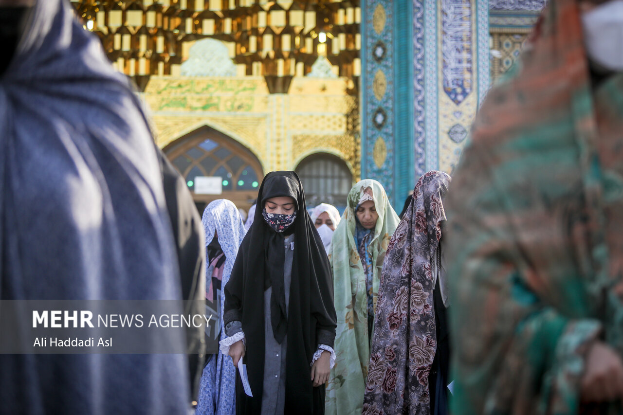 نماز عید فطر در امام زاده پنج تن لویزان