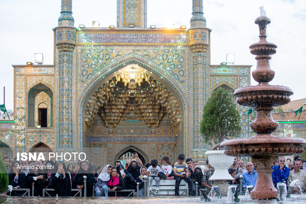 آیین تعویض پرچم گنبد حرم مطهر حضرت معصومه(س)