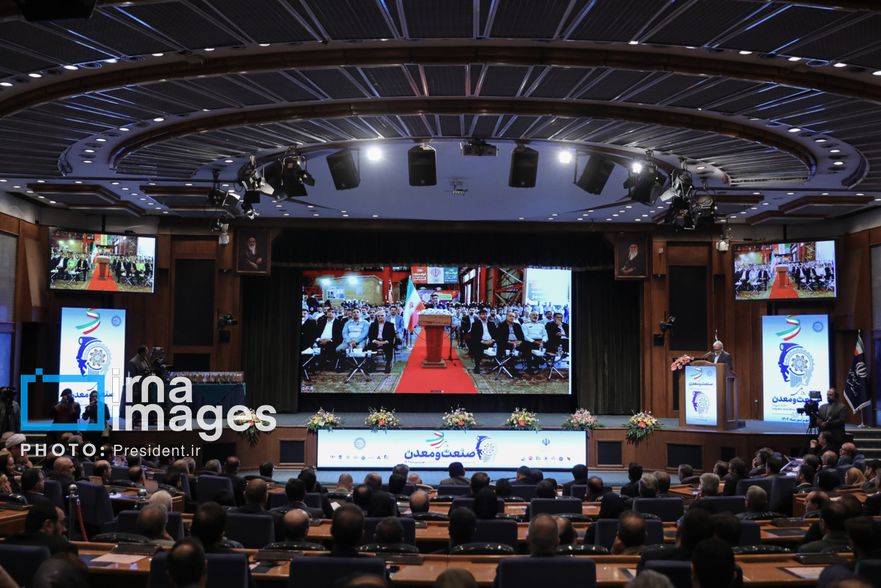 تجلیل از صنعتگران برتر کشور با حضور پزشکیان