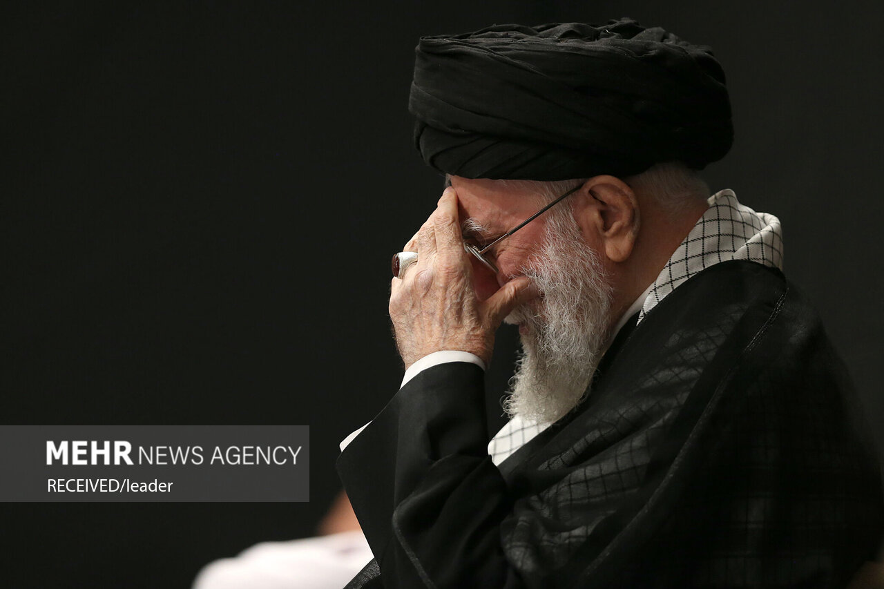  حضور رهبر انقلاب در حسینیه امام خمینی(ره) در مراسم عزاداری شب عاشورای حسینی
