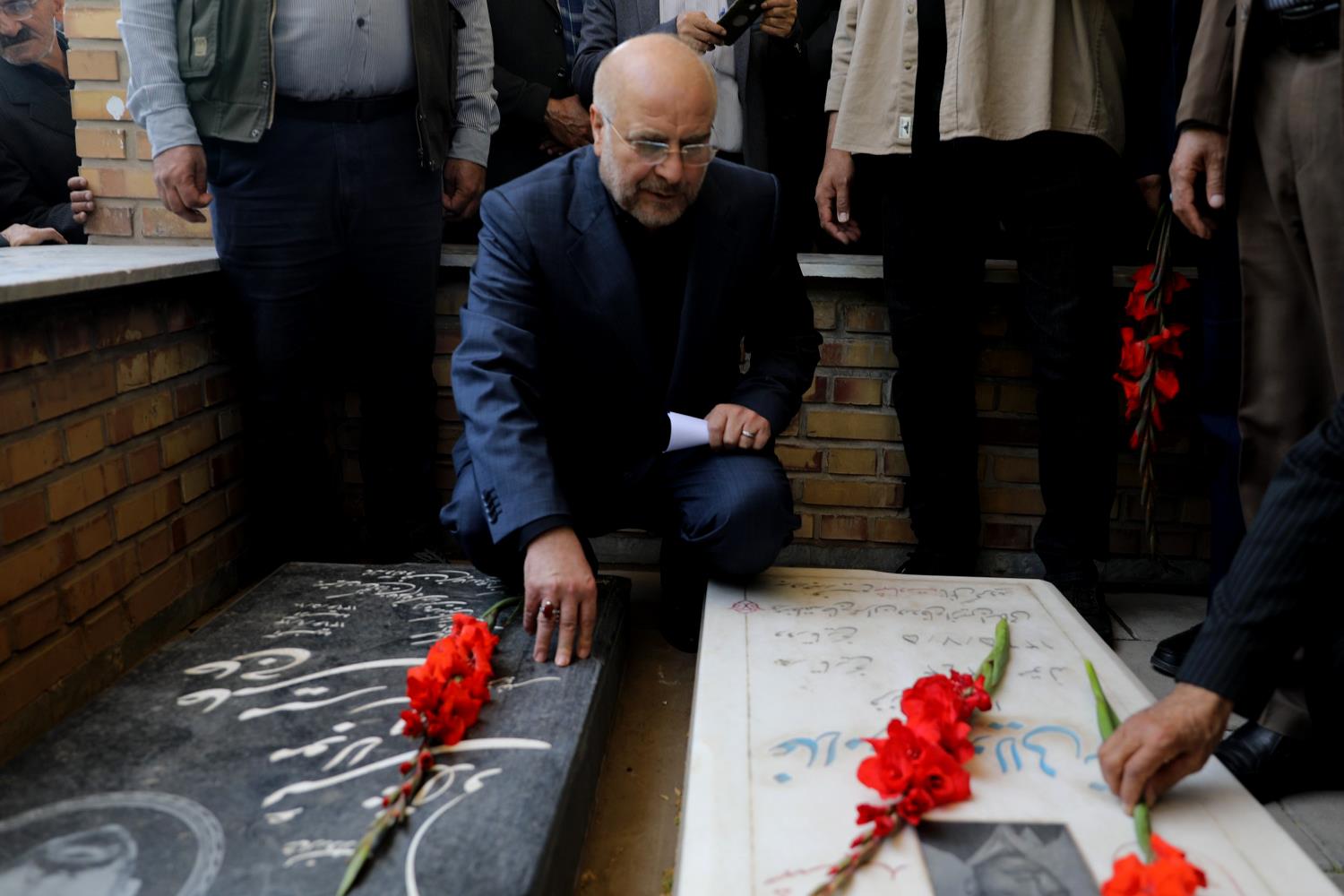 حضور رئیس مجلس در گلزار شهدای بوئین‌زهرا