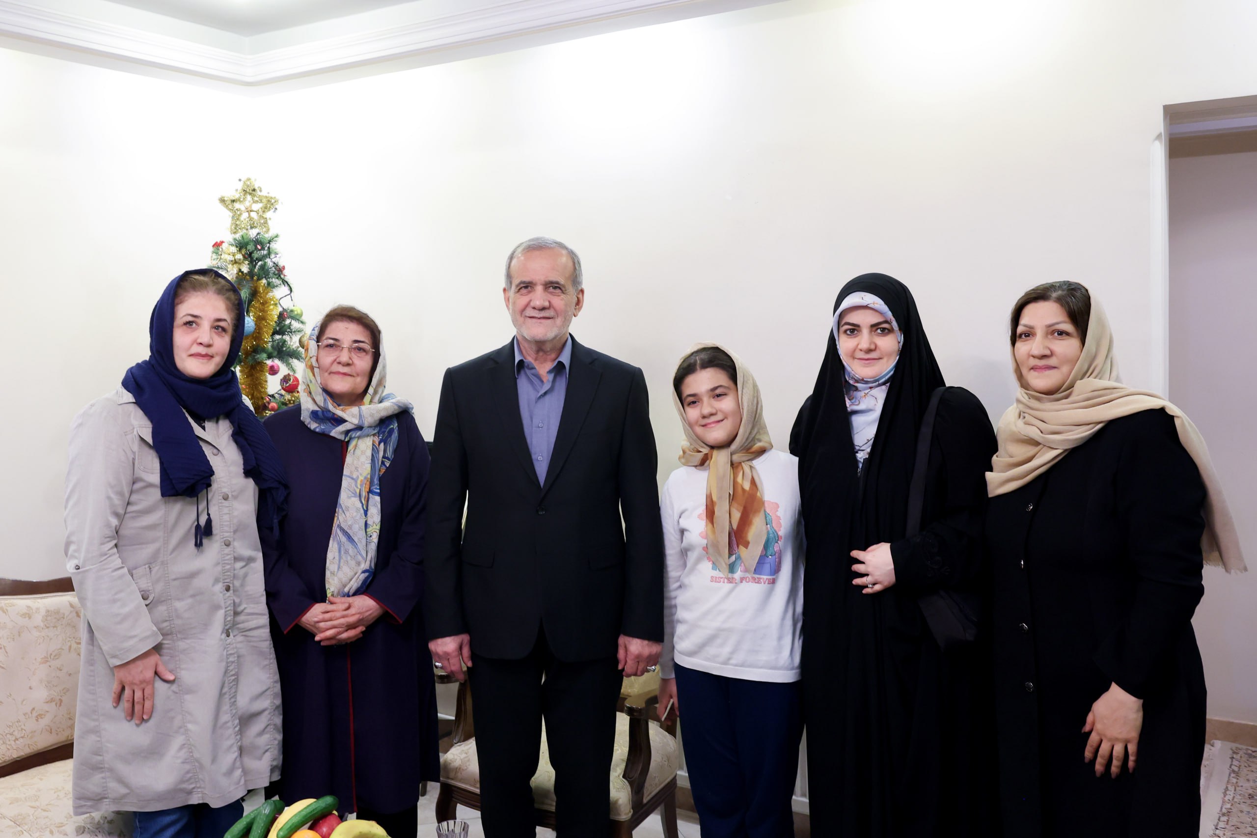  حضور پزشکیان در منزل ۲ شهید مسیحی