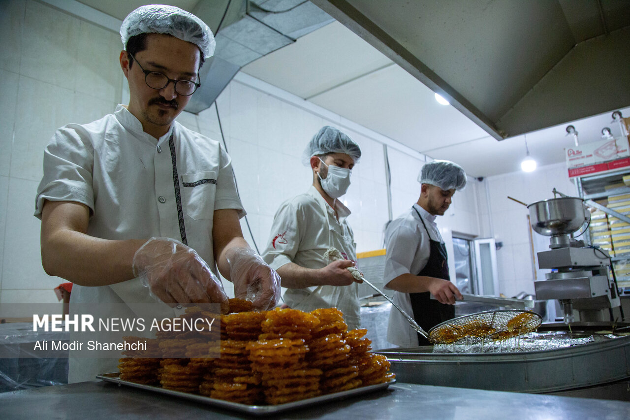 ضیافت زولبیا و بامیه در مشهد