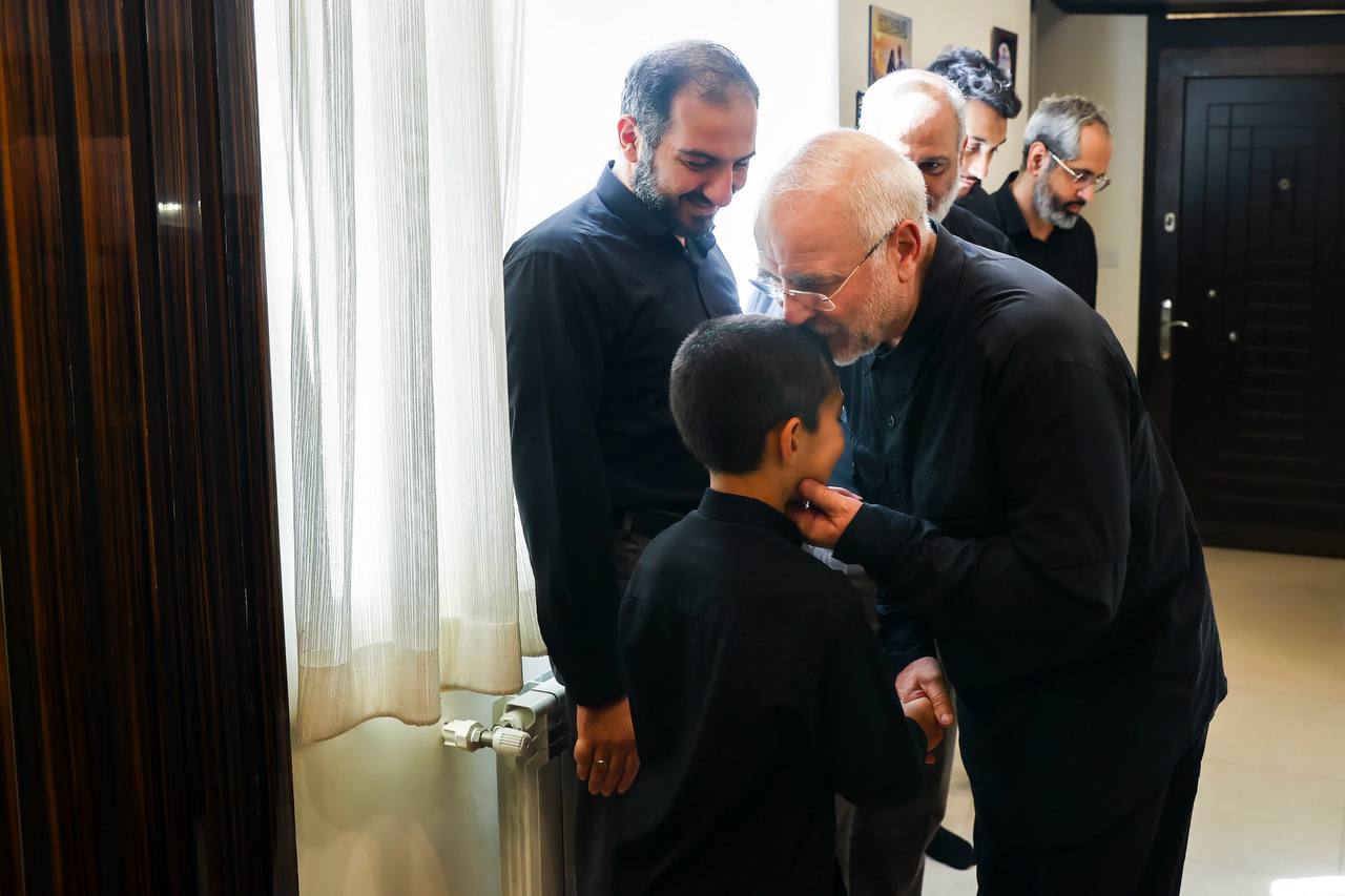 حضور قالیباف در منزل شهید محمدمهدی طهرانچی