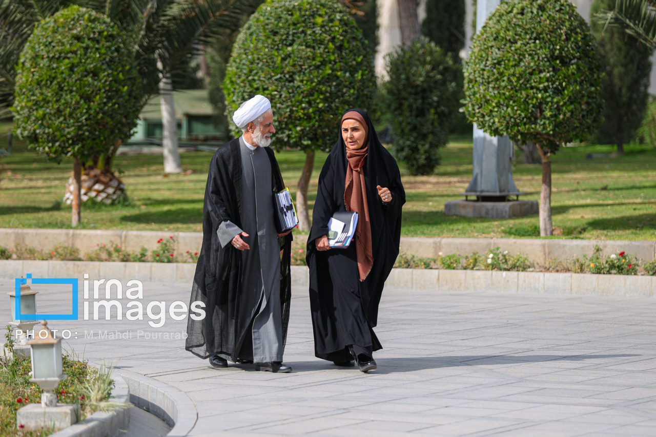 اعضای هیأت دولت در جمع خبرنگاران