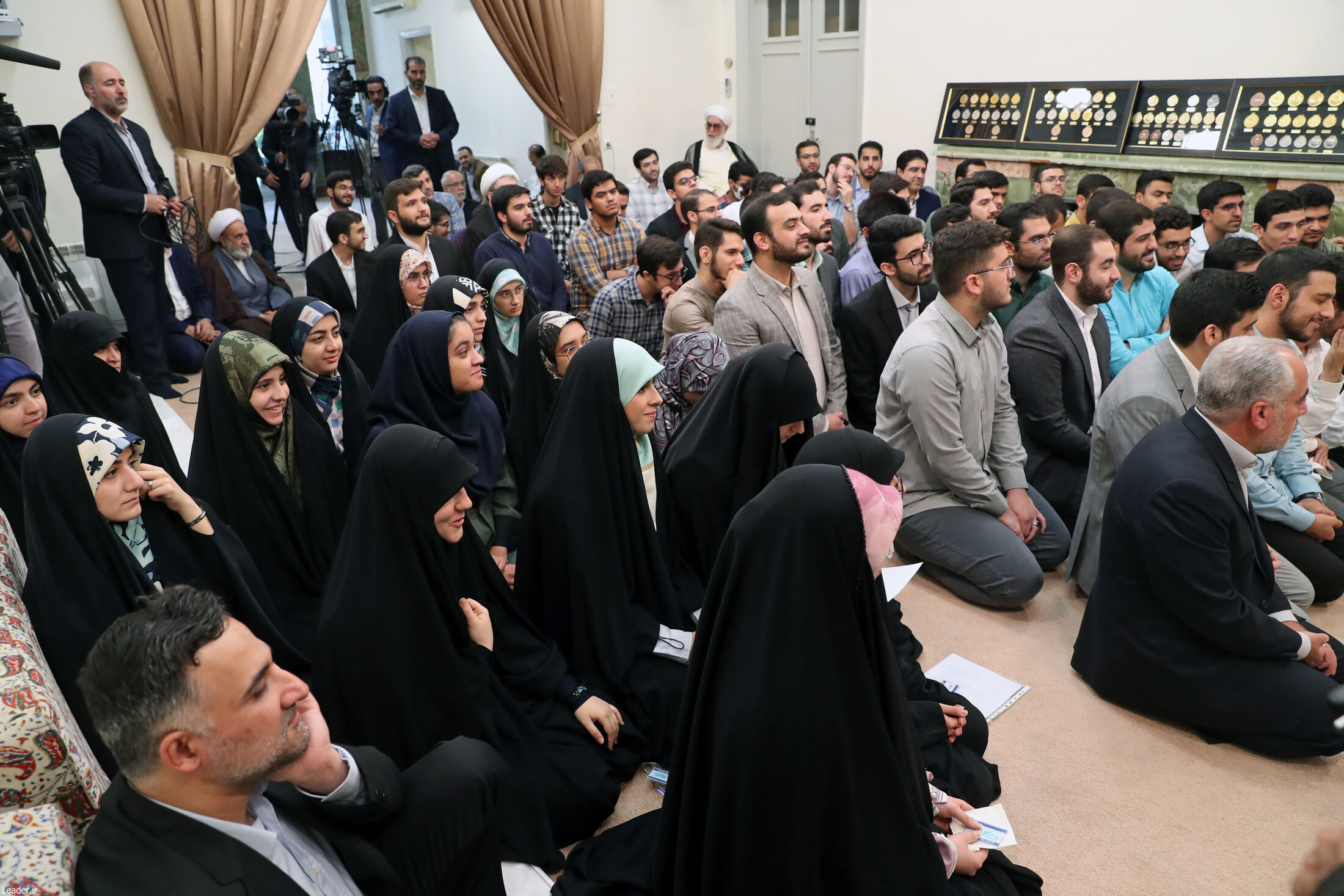 تصاویری از دیدار مدال‌آوران علمی با رهبر انقلاب