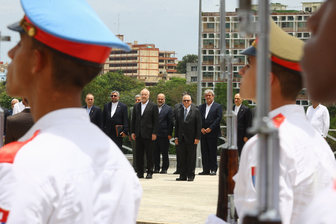 بدرقه قالیباف توسط رئیس و نایب‌رئیس مجلس کوبا