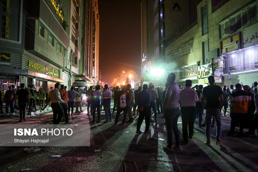 تلاش شبانه برای جستجوی افراد گرفتار در ساختمان متروپل