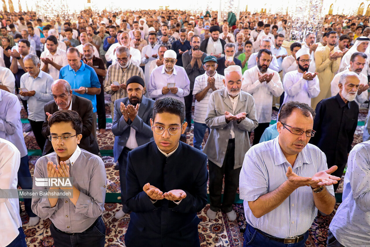 اقامه نماز عید قربان در حرم امام رضا (ع)