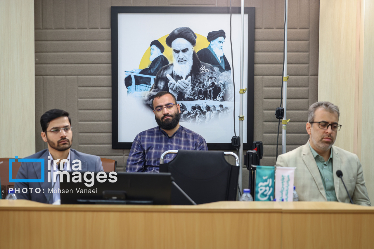 رونمایی تقریظ رهبر انقلاب بر کتاب «روح‌اللّه»