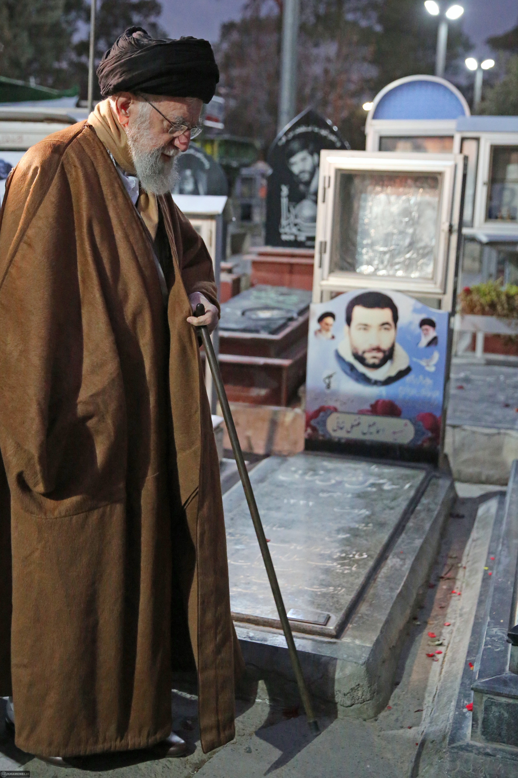 تصاویری از حضور رهبر انقلاب در حرم مطهر حضرت امام خمینی(ره) 