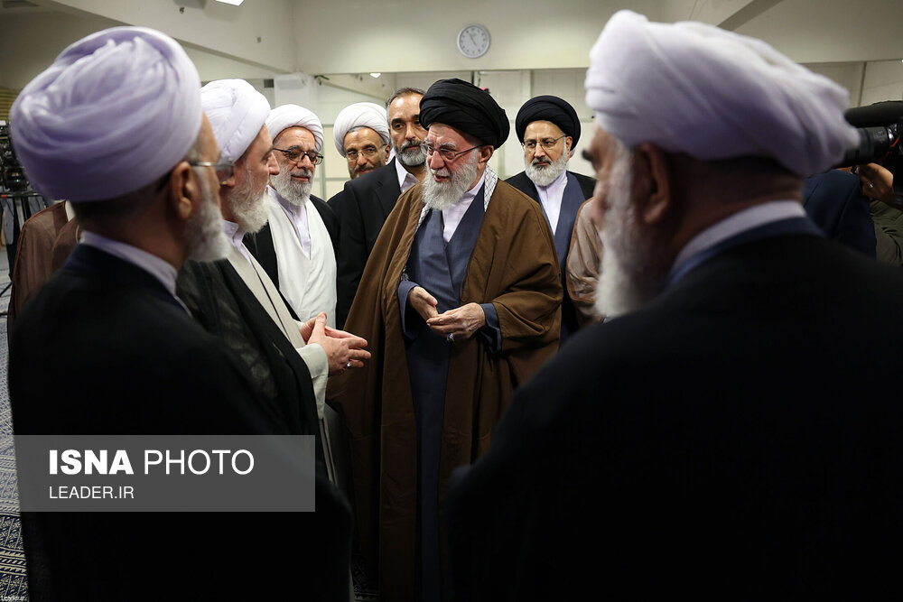 دیدار دست‌اندرکاران کنگره بین‌المللی علامه نائینی با رهبر انقلاب