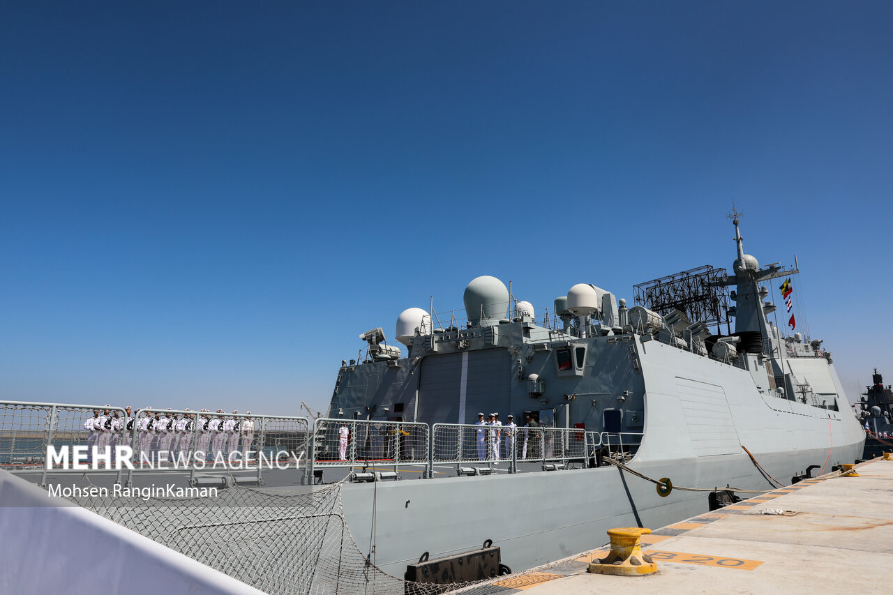 بازدید فرمانده نیروی دریایی ارتش از ناوهای چین و روسیه