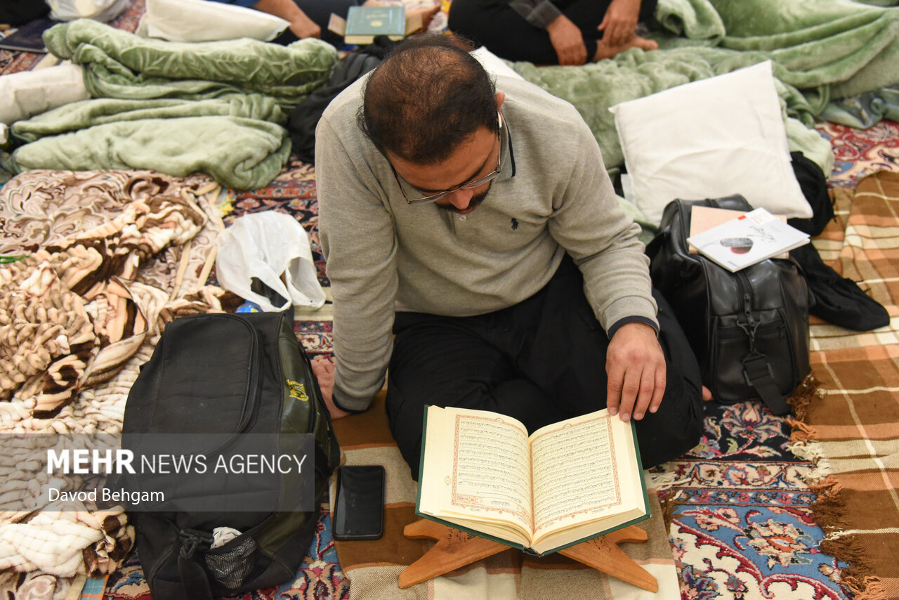 مراسم معنوی اعتکاف در حرم رضوی