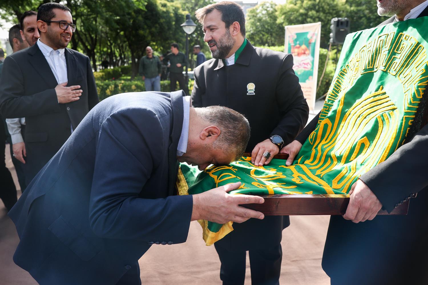 حضور خادمان حرم امام رضا (ع) در مجلس در جوار مقبره الشهدا