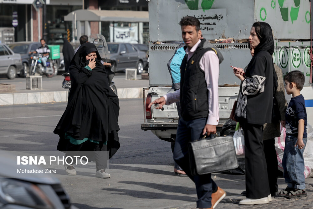 مشهد در محاصره گرد و غبار