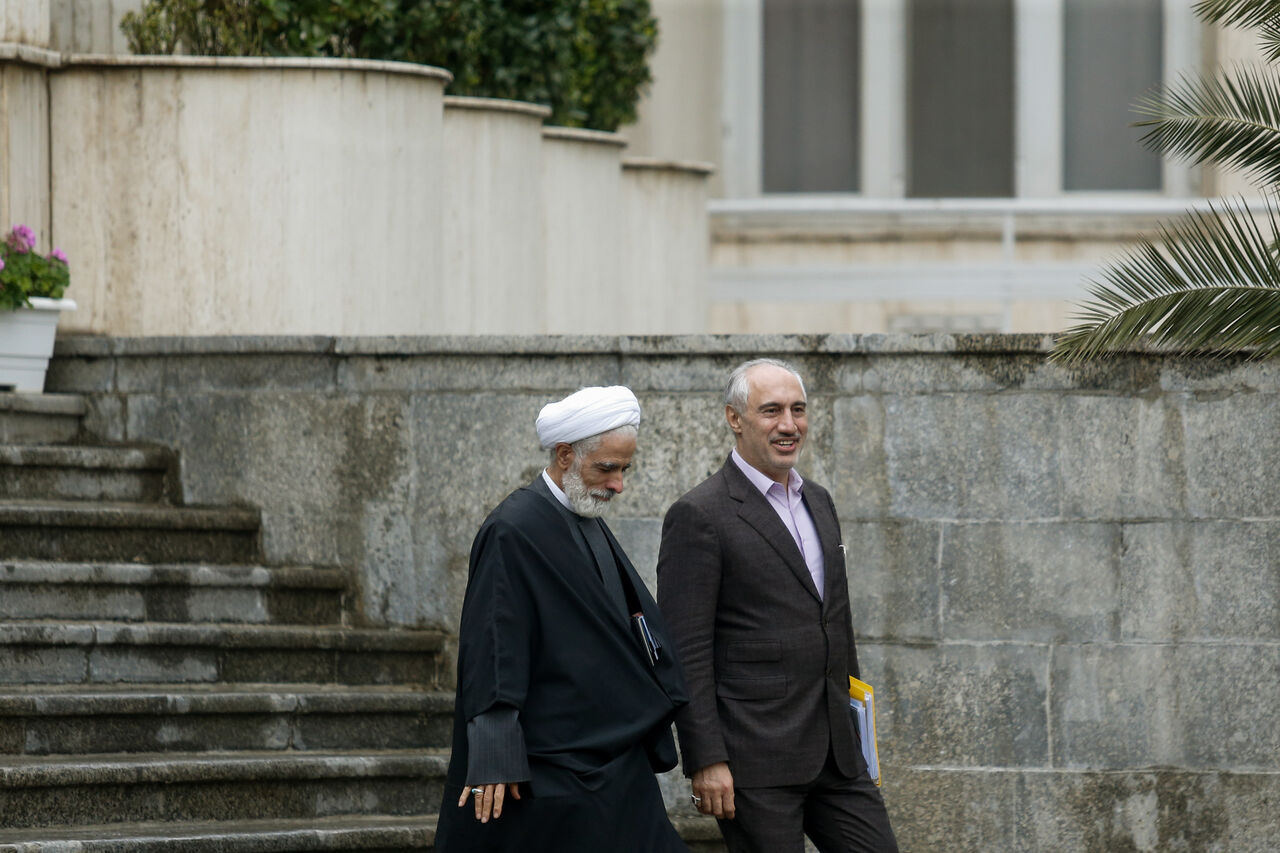 اعضای هیأت دولت در جمع خبرنگاران