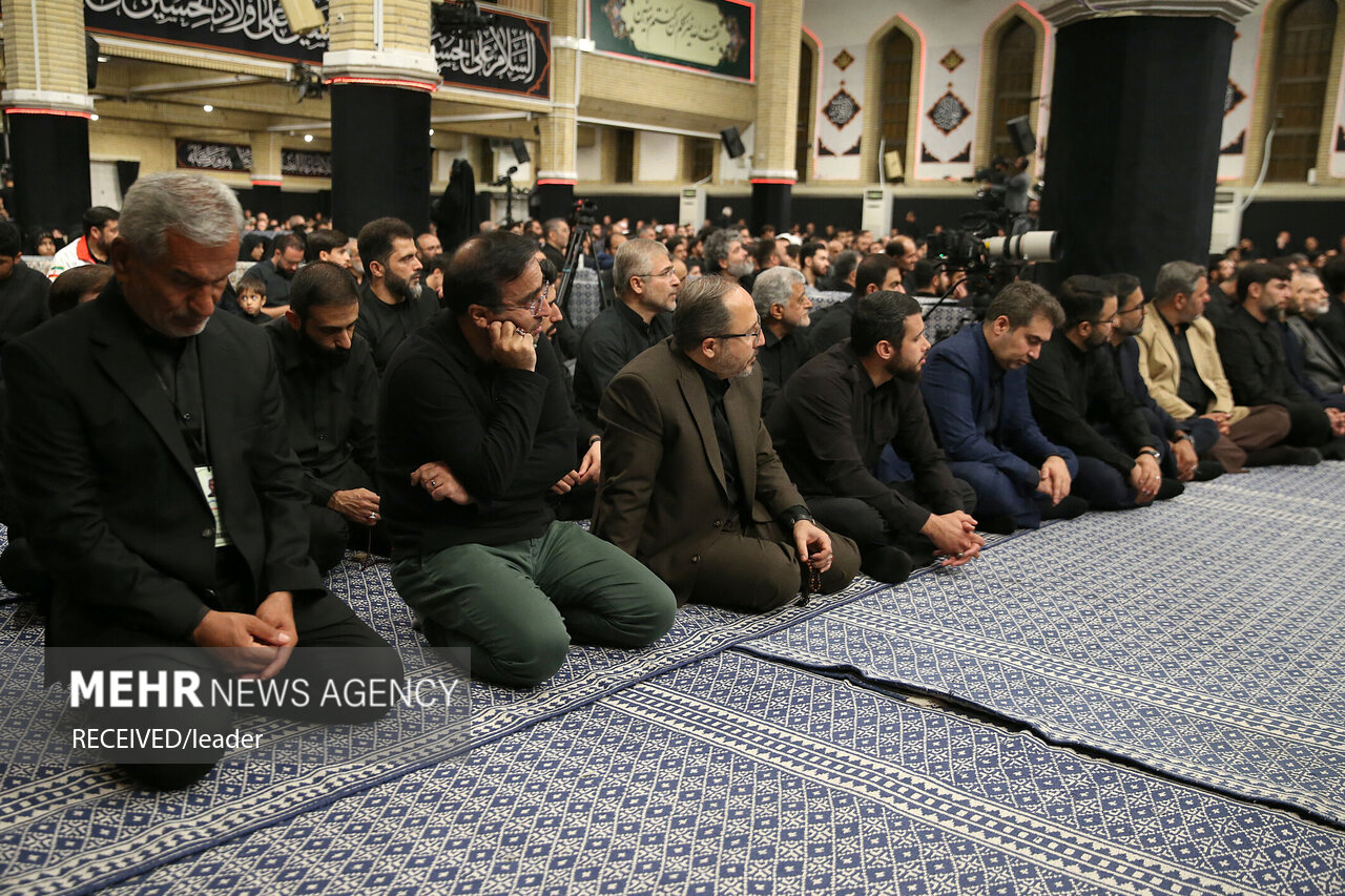  حضور رهبر انقلاب در حسینیه امام خمینی(ره) در مراسم عزاداری شب عاشورای حسینی