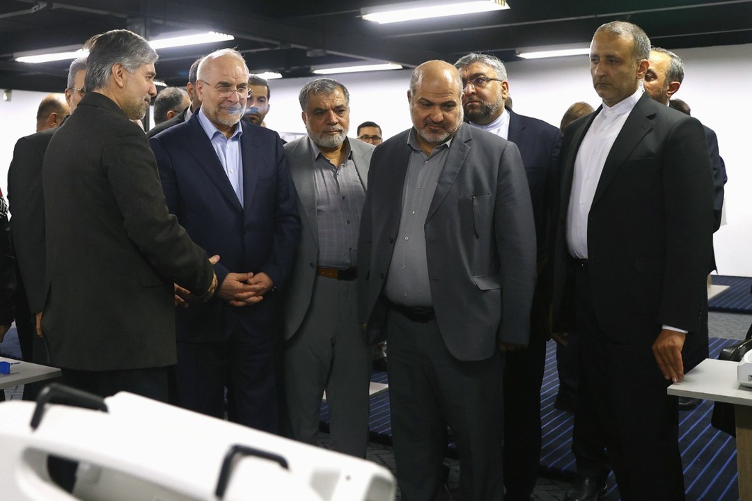 بازدید قالیباف از نمایشگاه دستاوردهای فن آوری جمهوری اسلامی در کاراکاس