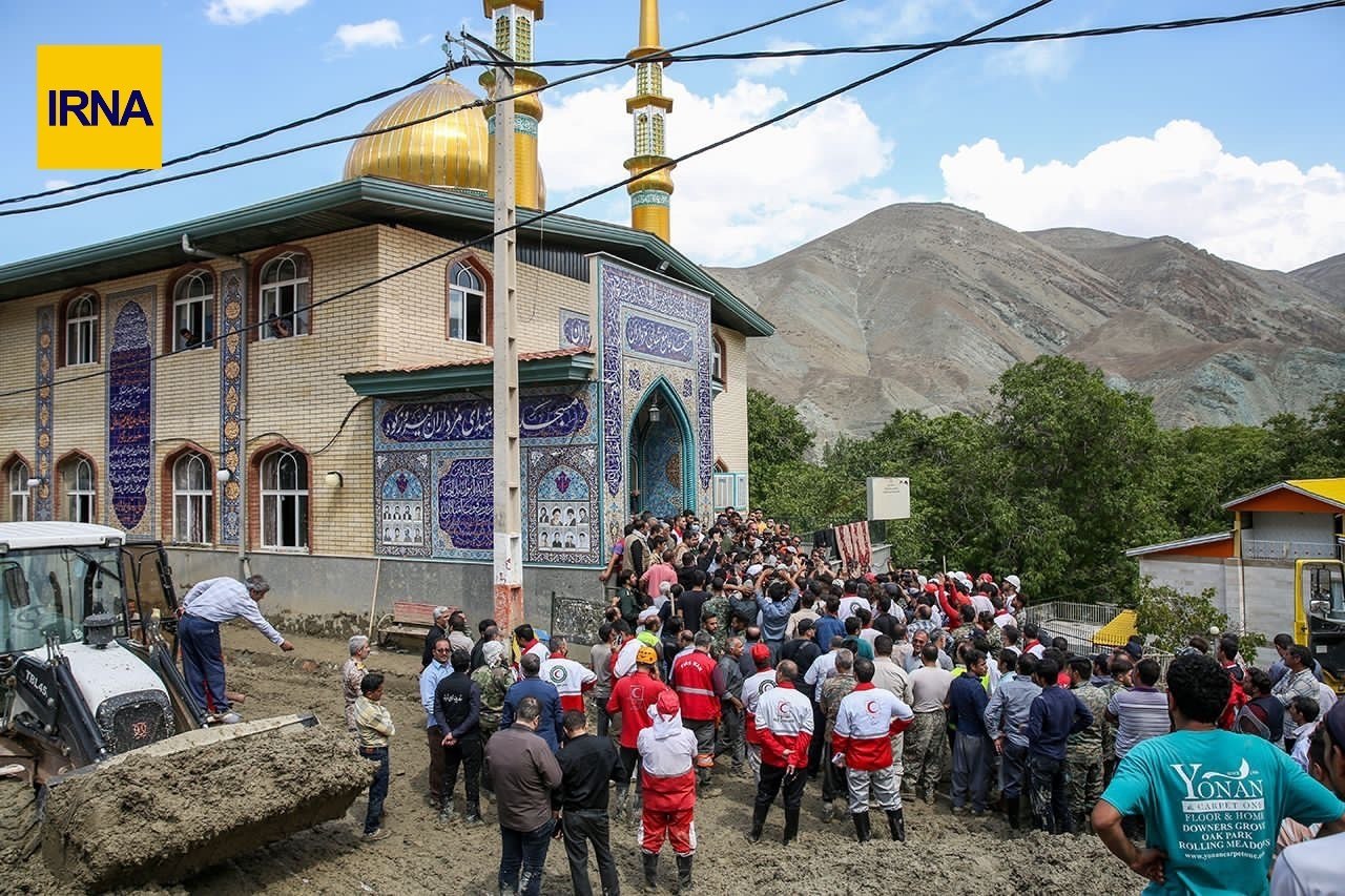 رئیس‌جمهور در مناطق سیل‌زده فیروزکوه