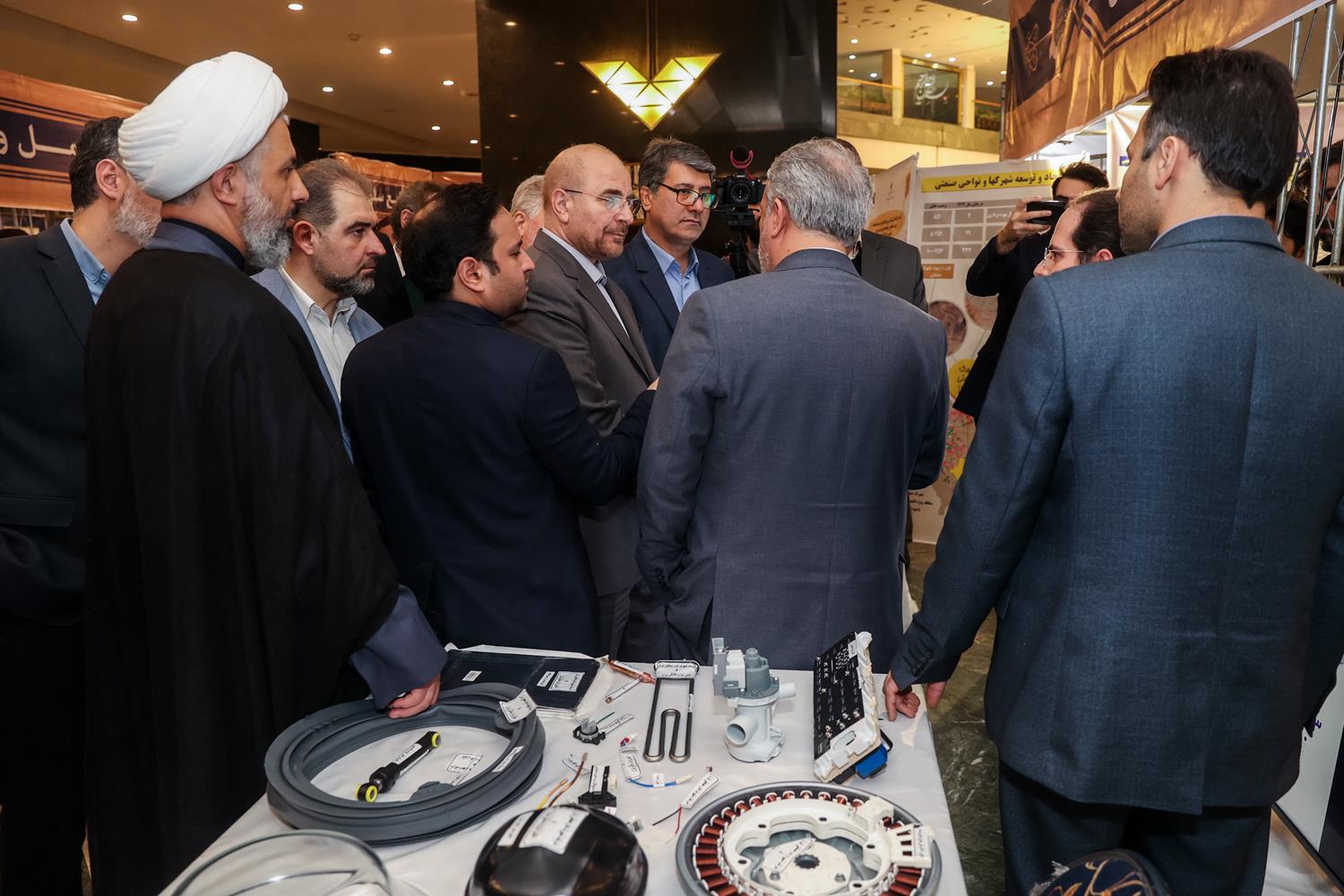 بازدید قالیباف از نمایشگاه توانمندی‌های تولید داخل