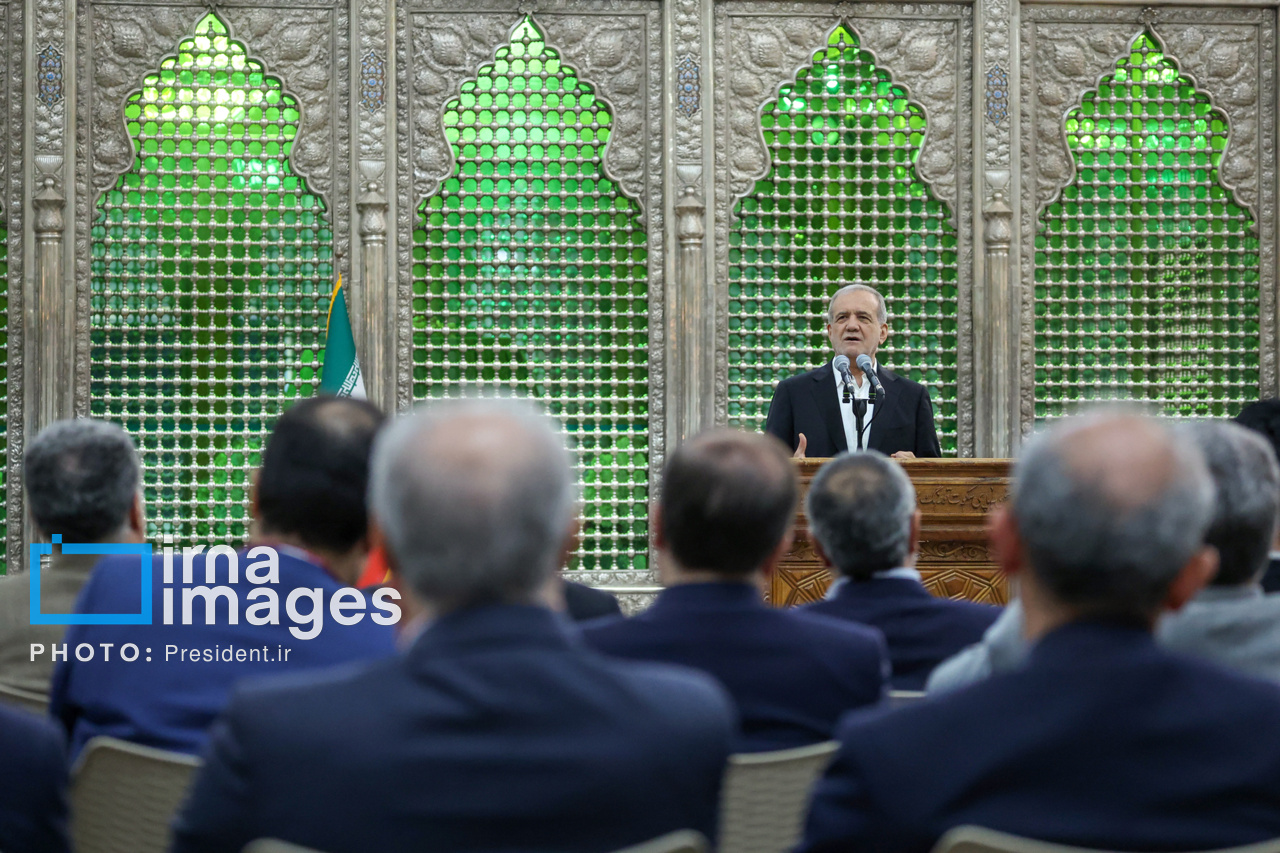 حضور پزشکیان بر مزار شهدای تهاجم اسرائیل به ایران