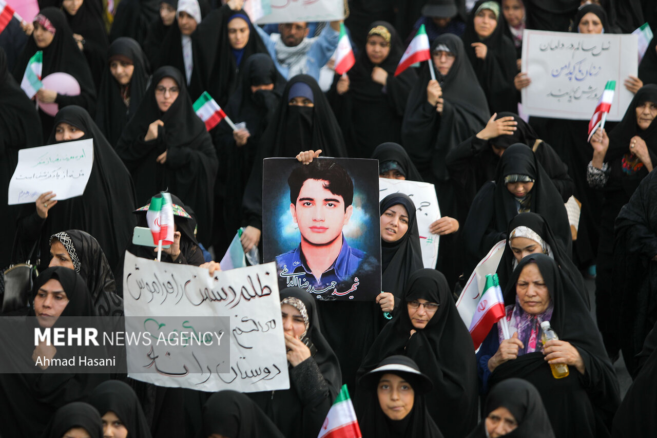 راهپیمایی «مدافعان حریم خانواده» در مشهد