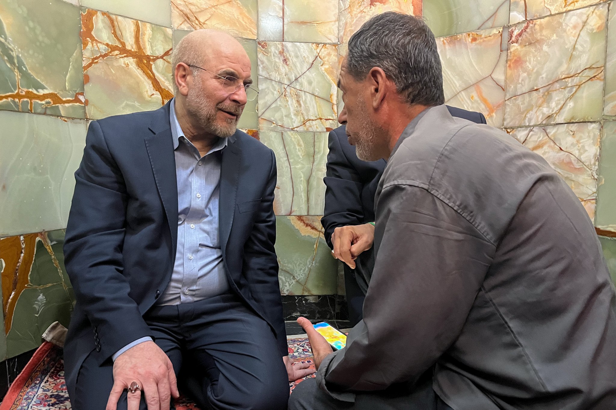 گفت‌وگوی چهره‌به‌چهرۀ قالیباف با زائران حرم حضرت معصومه، پس از زیارت مزار مطهر