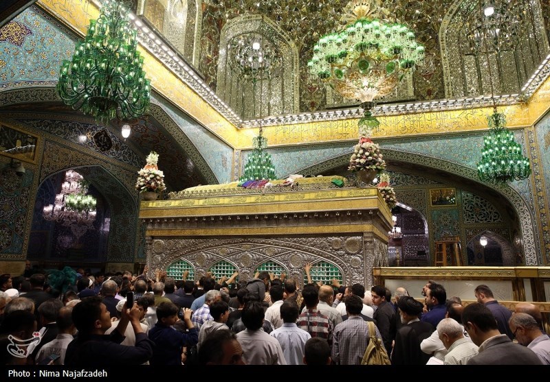 تعویض گل‌های ضریح مطهر امام رضا(ع)