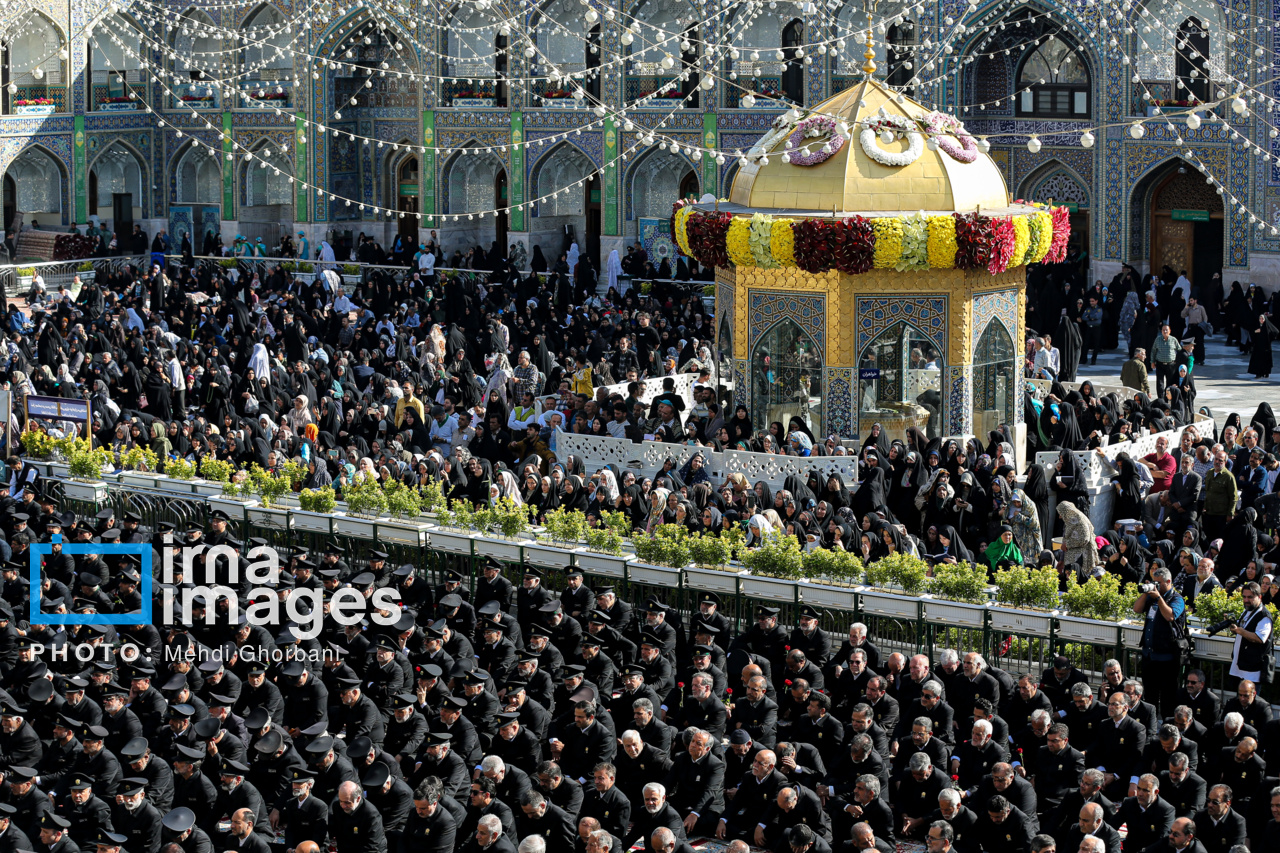 تعویض پرچم حرم مطهر امام رضا(ع)