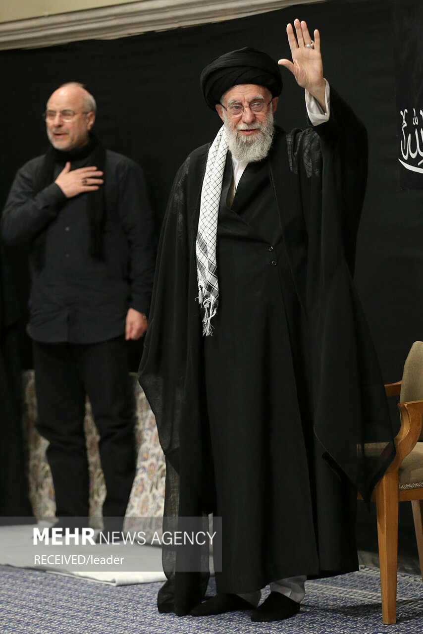  حضور رهبر انقلاب در حسینیه امام خمینی(ره) در مراسم عزاداری شب عاشورای حسینی