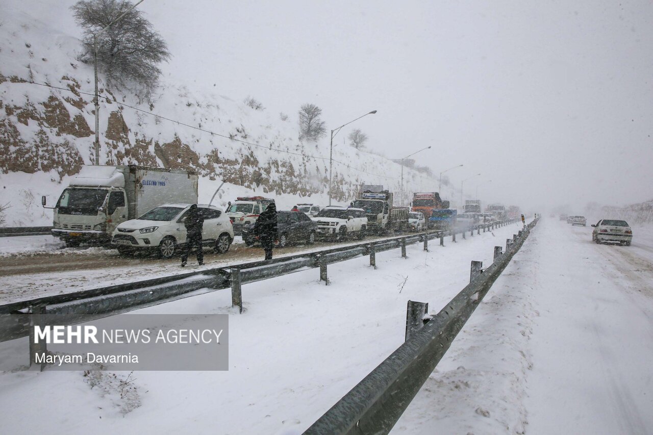 امدادرسانی به خودروهای گرفتار در برف