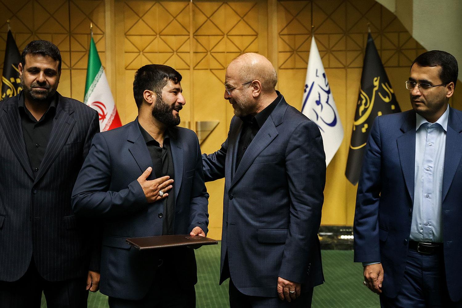 تقدیر مجلس از فرزاد بادپا خادم فداکار حرم شاهچراغ(ع)