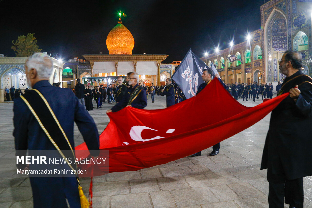 لاله گردانی در حرم شاهچراغ 