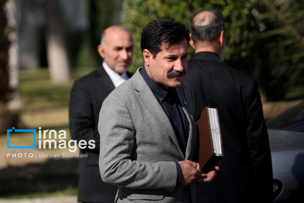 اعضای هیأت دولت در جمع خبرنگاران