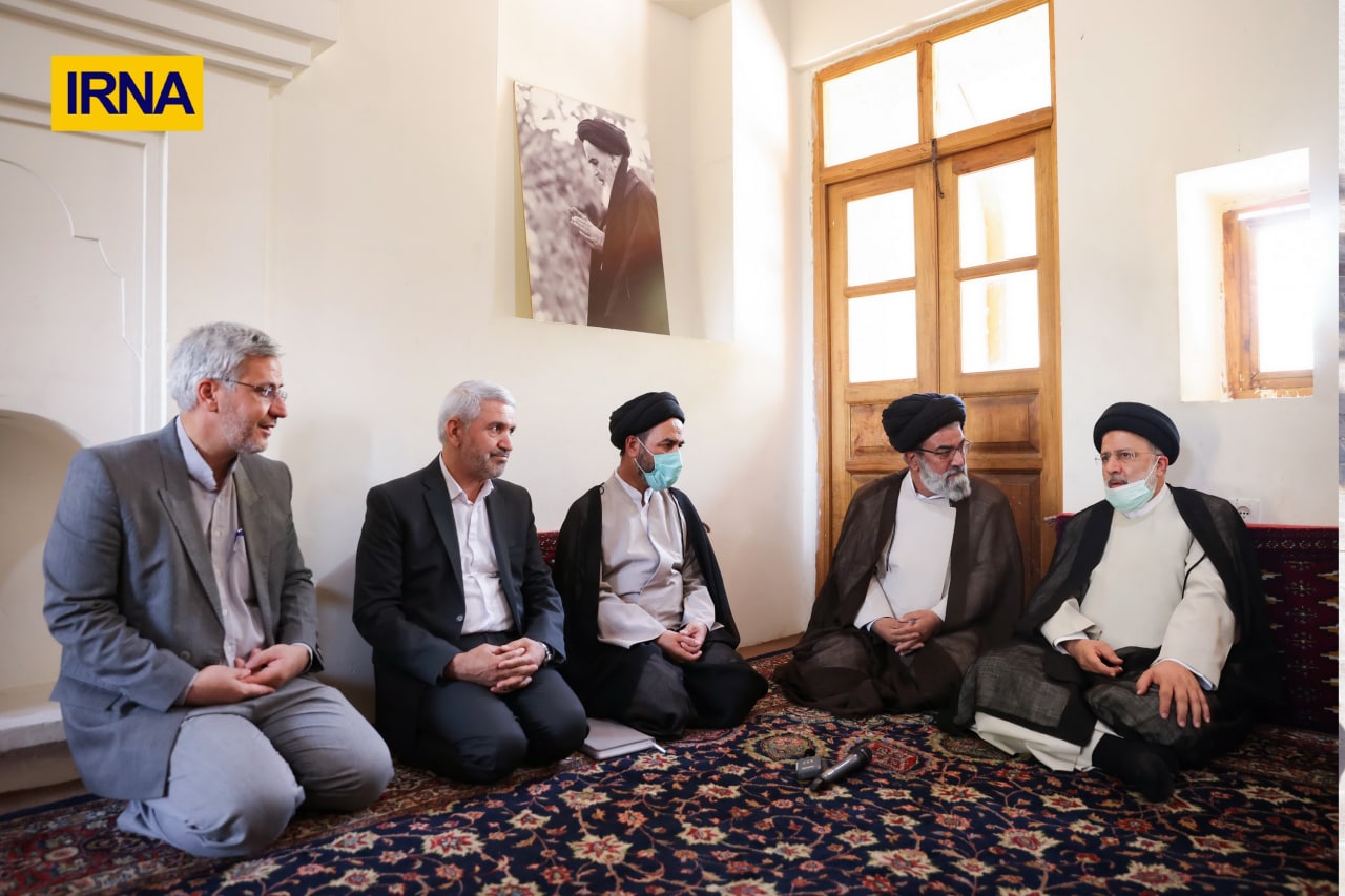  بازدید آیت‌الله رئیسی از بیت امام خمینی (ره)