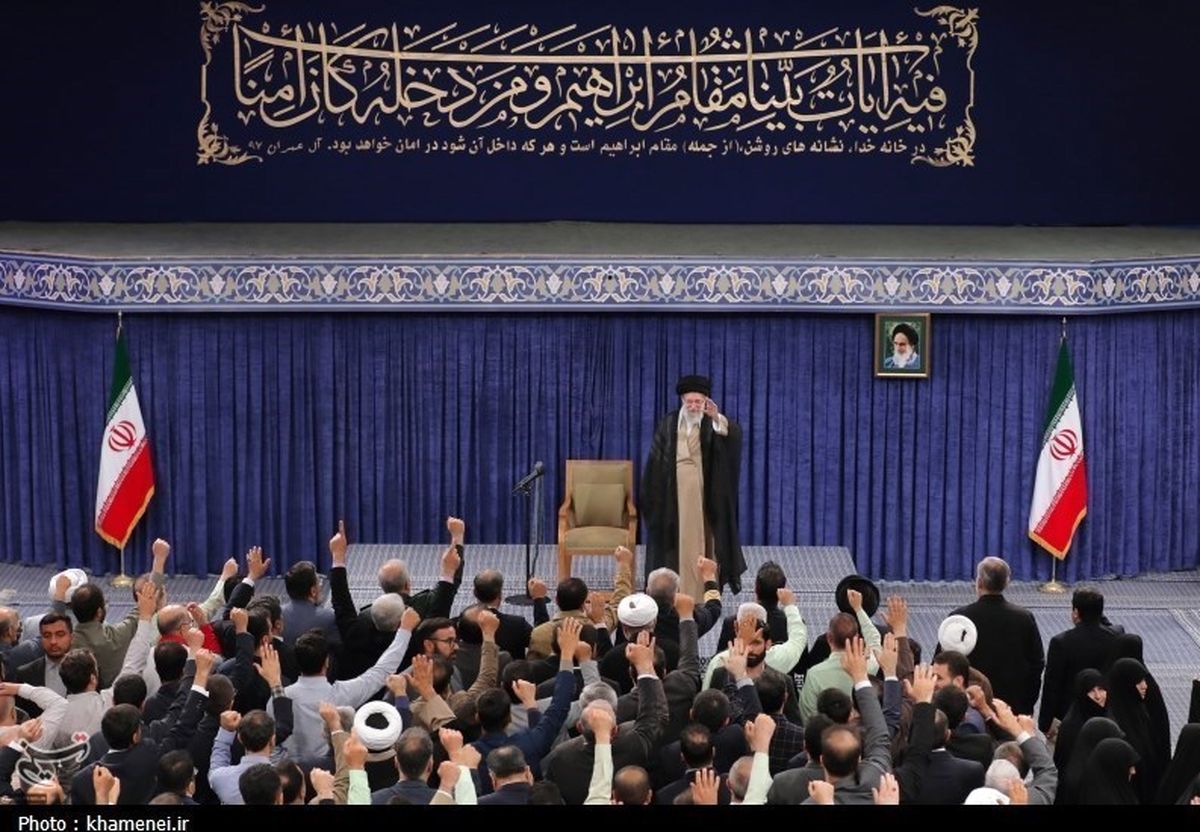 تصویری از آیه نصب شده در دیدار رهبر انقلاب با کارگزاران حج