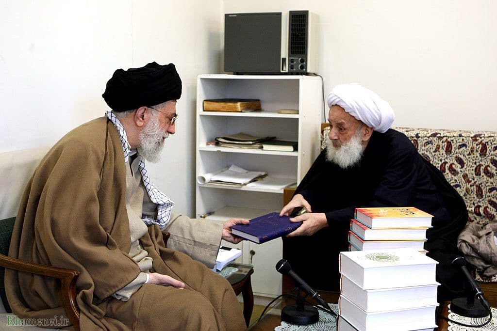 تصویری از مرحوم مجتهدی تهرانی در کنار رهبر انقلاب